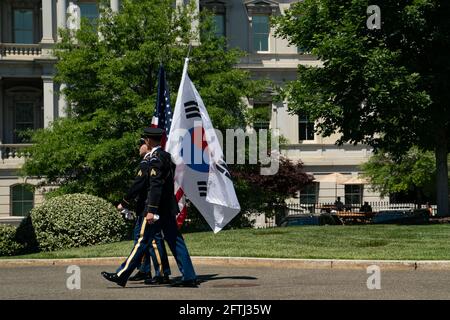 Washington, USA. Mai 2021. Mitglieder der militärischen Ehrenwache tragen amerikanische und koreanische Flaggen, während sie sich auf die Ankunft von Moon Jae-in, Südkoreas Präsident, im Westflügel des Weißen Hauses in Washington, DC, USA, am Freitag, den 21. Mai, vorbereiten. 2021. Moon Jae-in wird einen letzten Versuch Unternehmen, die USA und Nordkorea unter seine Aufsicht zu bringen, als er Präsident Biden trifft und versucht, in seinem letzten Jahr im Amt ruhende Atomgespräche wieder zu beleben. Fotograf: Erin Scott/Pool/Sipa USA Credit: SIPA USA/Alamy Live News Stockfoto