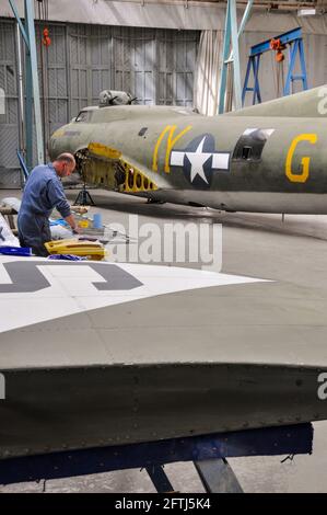 Boeing B-17 Flying Fortress Bomberflugzeug Mary aus dem Zweiten Weltkrieg Alice demontiert in Belfast Truss Hangar während der Restaurierung für American Air Museum Stockfoto