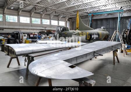 Boeing B-17 Flying Fortress Bomberflugzeug Mary aus dem Zweiten Weltkrieg Alice demontiert in Belfast Truss Hangar während der Restaurierung für American Air Museum Stockfoto