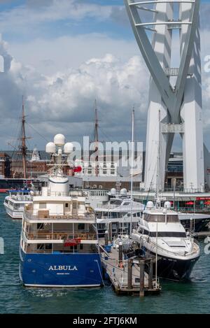 Große Luxusmillionäre segeln Superyachten oder Motorboote neben gunwharf Kais neben dem Spinnaker Tower in portsmouth am solent Harbour uk. Stockfoto