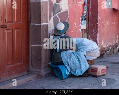 Pisac, Peru - Mai 2016: Die Einwohner der Stadt auf der Straße von Pisac, Lateinamerika. Stockfoto