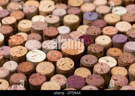 Nahaufnahme von verschiedenen gebrauchten Weinkorken Stapel Stockfoto
