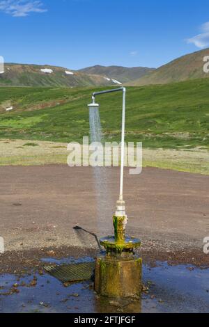 Dusche mit heißem Wasser in Krafla, Vulkankaldera im Geothermalgebiet Myvatn im Sommer, Nordisland Stockfoto