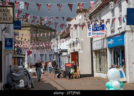 Hythe, Hampshire, Großbritannien. 2021. Covid Lockdown erleichtert und Kunden und Bewohner von Hythe kommen in diese kleine Stadt auf Southahampton Water, um sich zu treffen. Stockfoto