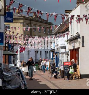 Hythe, Hampshire, Großbritannien. 2021. Covid Lockdown erleichtert und Kunden und Bewohner von Hythe kommen in diese kleine Stadt auf Southahampton Water, um sich zu treffen. Stockfoto