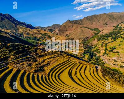 Pisac, Peru - 2016. Mai: Terrassen auf dem Ackerland neben den Ruinen der Stadt Pisac im Heiligen Tal von Peru im Heiligen Tal der Inkas und einem Stockfoto