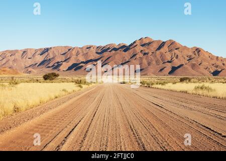 Schotterstraße und schöne Landschaft mit Sonnenuntergang Himmel Stockfoto