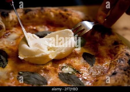 Pizza margherita mit gefülltem Bissen Stockfoto