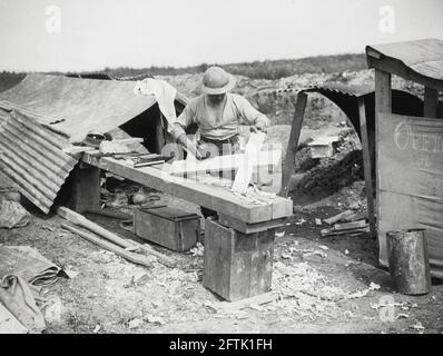 Erster Weltkrieg, erster Weltkrieg, Westfront - Soldat, der ein Holzkreuz macht, um die Gräber der Gefallenen, Frankreich, zu markieren Stockfoto