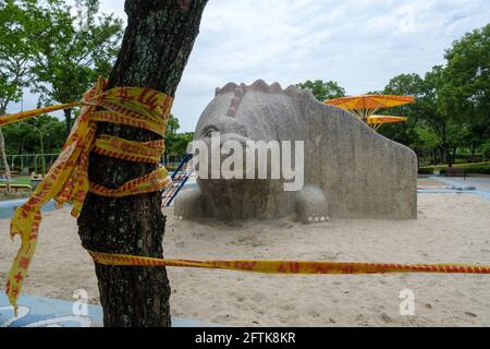 Taipeh, Taiwan. Mai 2021. Der Spielplatz im Daan Forest Park wurde von einer Sicherheitsabsperrung isoliert.Taiwan bestätigte 315 neue Fälle von COVID-19, nachdem die Behörden die COVID-19-Warnung landesweit auf Stufe 3 erhoben hatten. Kredit: SOPA Images Limited/Alamy Live Nachrichten Stockfoto