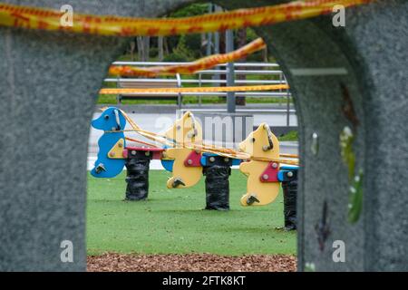 Taipeh, Taiwan. Mai 2021. Der Spielplatz im Daan Forest Park wurde von einer Sicherheitsabsperrung isoliert.Taiwan bestätigte 315 neue Fälle von COVID-19, nachdem die Behörden die COVID-19-Warnung landesweit auf Stufe 3 erhoben hatten. Kredit: SOPA Images Limited/Alamy Live Nachrichten Stockfoto