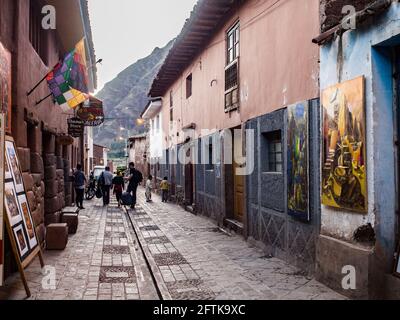 Sacred Valley, Pisac, Peru - 2016. Mai: Straße in Pisac Stadt - Sacred Valley und schöne Aussicht auf die Anden. Lateinamerika. Stockfoto