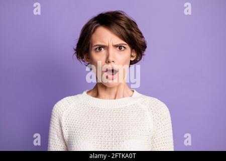 Foto von unzufriedene Dame schöne Frisur offenen Mund starrte Grimasse Tragen Sie Pullover isoliert auf violettem Hintergrund Stockfoto