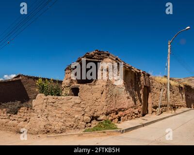 Maras, Peru 20. Mai 2016: Straße in Moras. Die Häuser der armen Landbevölkerung bestehen aus lokalen Materialien, mit Böden aus verpackter Erde, Wänden von adobe und da Stockfoto