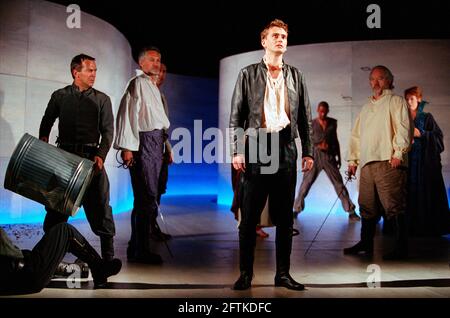 Mitte: David Tennant (Romeo) Rechts: Ian Hogg (Capulet), Caroline Harris (Lady Capulet) in ROMEO UND JULIA von Shakespeare in der Royal Shakespeare Company (RSC), Royal Shakespeare Theatre, Stratford-upon-Avon 05/07/2000 Musik: Stephen Warbeck Design: Tom Piper Beleuchtung: Chris Davey Kämpfe: Terry King Bewegung: Liz Ranken Regie: Michael Boyd Stockfoto