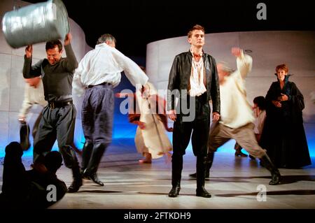 Mitte: David Tennant (Romeo) Rechts: Ian Hogg (Capulet), Caroline Harris (Lady Capulet) in ROMEO UND JULIA von Shakespeare in der Royal Shakespeare Company (RSC), Royal Shakespeare Theatre, Stratford-upon-Avon 05/07/2000 Musik: Stephen Warbeck Design: Tom Piper Beleuchtung: Chris Davey Kämpfe: Terry King Bewegung: Liz Ranken Regie: Michael Boyd Stockfoto