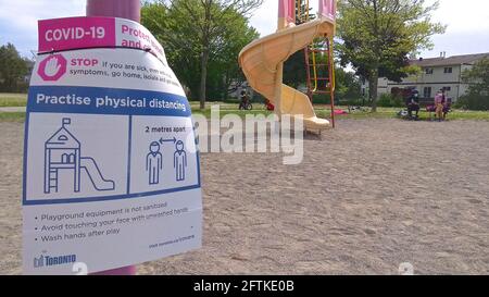 Toronto, Ontario, Kanada - 19. Mai 2021: Ein soziales Distanzierungsschild auf dem Spielplatz in Toronto, Kanada. Stockfoto