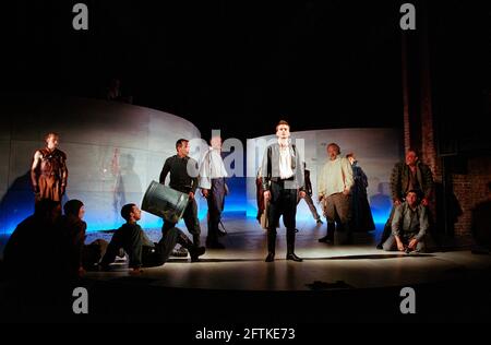 Links: Keith Dunphy (Tybalt) Mitte vorne: David Tennant (Romeo) hinten: Ian Hogg (Capulet), Caroline Harris (Lady Capulet) in ROMEO UND JULIA von Shakespeare in der Royal Shakespeare Company (RSC), Royal Shakespeare Theatre, Stratford-upon-Avon 05/07/2000 Musik: Stephen Warbeck Design: Tom Piper Beleuchtung: Chris Davey Kämpfe: Terry King Bewegung: Liz Ranken Regie: Michael Boyd Stockfoto