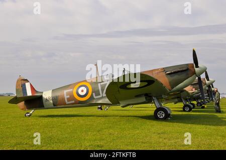 Vickers Supermarine Spitfire Mk.I Kampfflugzeug AR213 steuert eine Reihe von Kampfflugzeugen aus dem Zweiten Weltkrieg in Duxford, Cambridgeshire, Großbritannien an. Stockfoto