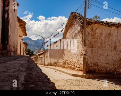 Maras, Peru 20. Mai 2016: Straße in Moras. Die Häuser der armen Landbevölkerung bestehen aus lokalen Materialien, mit Böden aus verpackter Erde, Wänden von adobe und da Stockfoto