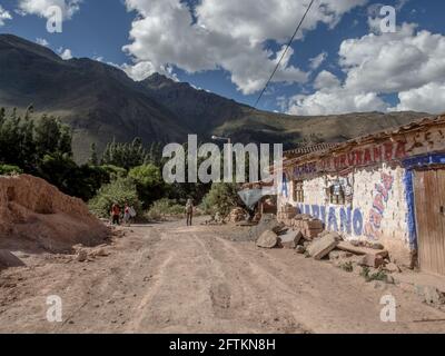 Urubamba, Peru 20. Mai 2016: Straße in Small towan. Häuser aus lokalen Materialien, mit Böden aus verpackter Erde, Wände von adobe und taub, und Dächer von Stockfoto