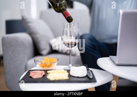 Virtuelle Weinprobe Dinner-Event Online Mit Laptop Stockfoto