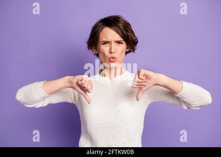 Das Foto einer unzufriedenen Person zeigt zwei Daumen nach unten schlechte Laune Sullen Isolate don violetten Hintergrund Stockfoto