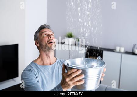 Wasserflut Und Rohrleck Im Haus Stockfoto