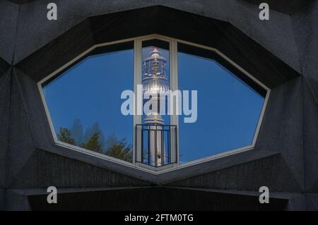 Berliner Fernsehturm im Spiegel. Neue Architektur erzeugt abstrakte Spiegelungen im Fenster. Stockfoto