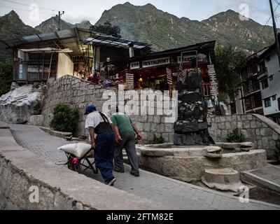 Agua Calientes, Peru - 21. Mai 2016: Restaurant in Agua Calientes und Blick auf die Berggipfel von Machu Picchu, versteckt hoch in den Bergen Stockfoto