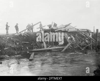 Erster Weltkrieg, erster Weltkrieg, Westfront - die ersten britischen Offiziere und Männer auf der anderen Seite der Somme, in der Nähe von Peronne, Somme-Abteilung, Hauts-de-France, Frankreich Stockfoto