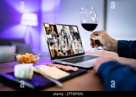 Virtuelle Weinprobe Dinner-Event Online Mit Laptop Stockfoto