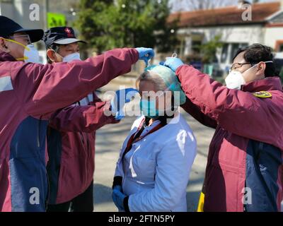 Peking, China. Mai 2021. Mitglieder des chinesischen medizinischen Expertenteam helfen einem lokalen Arzt am 4. April 2020 beim Maskenwechsel in Belgrad, Serbien. ZU DEN XINHUA SCHLAGZEILEN VOM 21. MAI 2021 Quelle: Xinhua/Alamy Live News Stockfoto