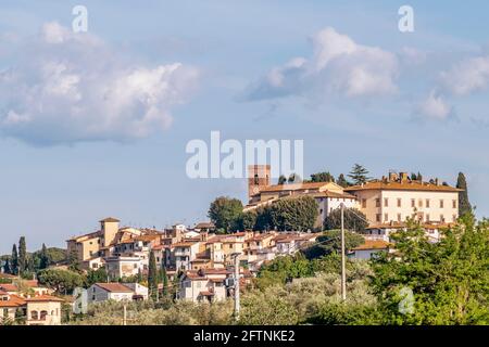 Schöner Panoramablick auf Cerreto Guidi, Florenz, Italien, an einem schönen sonnigen Tag Stockfoto