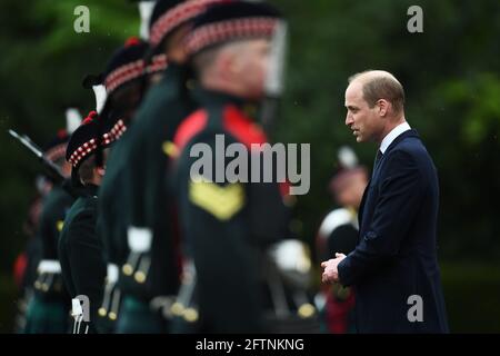 Der Herzog von Cambridge, Inspiziert die Ehrenwache und die Band, während er an der Zeremonie der Schlüssel in seiner Rolle als Lord High Commissioner bei der Generalversammlung der Church of Scotland im Palace of Holyroodhouse in Edinburgh teilnimmt, während er einen einwöchigen Besuch in Schottland beginnt. Bilddatum: Freitag, 21. Mai 2021. Stockfoto