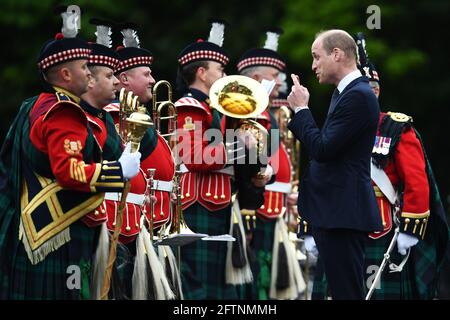 Der Herzog von Cambridge, Inspiziert die Ehrenwache und die Band, während er an der Zeremonie der Schlüssel in seiner Rolle als Lord High Commissioner bei der Generalversammlung der Church of Scotland im Palace of Holyroodhouse in Edinburgh teilnimmt, während er einen einwöchigen Besuch in Schottland beginnt. Bilddatum: Freitag, 21. Mai 2021. Stockfoto