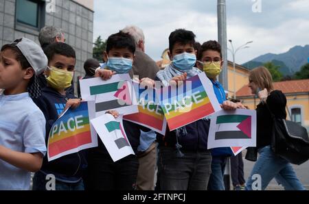 LECCO STADT - ITALIEN - 21 MAI 2021:viele Menschen in Square nahm an einer Kundgebung zur Unterstützung des palästinensischen Volkes Teil Stockfoto