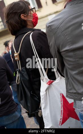 LECCO STADT - ITALIEN - 21 MAI 2021:viele Menschen in Square nahm an einer Kundgebung zur Unterstützung des palästinensischen Volkes Teil Stockfoto