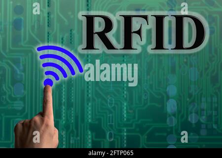 RFID-Konzept. Kommunikation zur Identifizierung und Autorisierung von Funkfrequenzen Stockfoto
