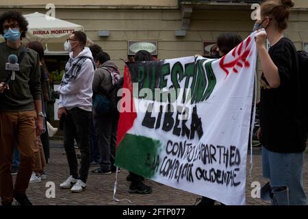 LECCO STADT - ITALIEN - 21 MAI 2021:viele Menschen in Square nahm an einer Kundgebung zur Unterstützung des palästinensischen Volkes Teil Stockfoto