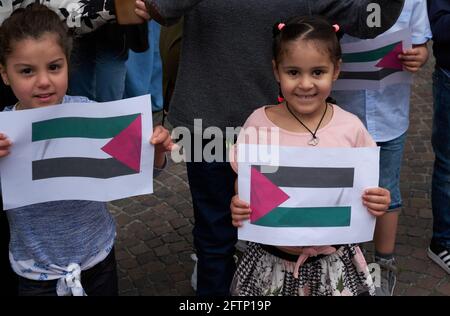 LECCO STADT - ITALIEN - 21 MAI 2021:viele Menschen in Square nahm an einer Kundgebung zur Unterstützung des palästinensischen Volkes Teil Stockfoto