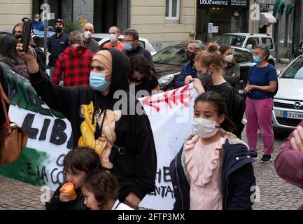 LECCO STADT - ITALIEN - 21 MAI 2021:viele Menschen in Square nahm an einer Kundgebung zur Unterstützung des palästinensischen Volkes Teil Stockfoto