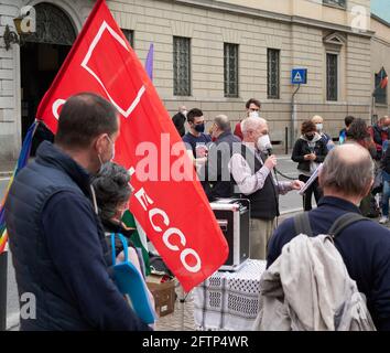 LECCO STADT - ITALIEN - 21 MAI 2021:viele Menschen in Square nahm an einer Kundgebung zur Unterstützung des palästinensischen Volkes Teil Stockfoto