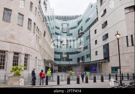 London, Großbritannien. Mai 2021. Außenansicht des Broadcasting House, dem BBC-Hauptquartier im Zentrum von London. Die BBC wurde wegen des Interviews von Martin Bashir mit Prinzessin Diana im Jahr 1995 heftig kritisiert und beschuldigt, „deceit“ zu sein. Kredit: SOPA Images Limited/Alamy Live Nachrichten Stockfoto