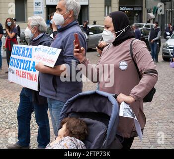 LECCO STADT - ITALIEN - 21 MAI 2021:viele Menschen in Square nahm an einer Kundgebung zur Unterstützung des palästinensischen Volkes Teil Stockfoto