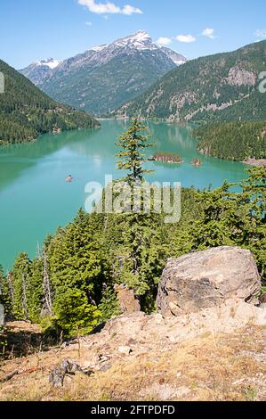 Landschaft des Ross Lake Diablo Lake Staudamms am North Cascades landschaftlich reizvollen Highway-Aussichtspunkt im Bundesstaat Washington. Atemberaubende Natur mit immergrünen Bäumen. Stockfoto