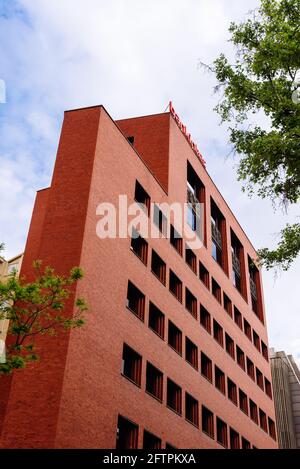Madrid, Spanien - 1. Mai 2021: Bankinter-Bankzentrale in Castellana. Blick in den niedrigen Winkel zum Himmel. Finanz- und Wirtschaftskonzepte Stockfoto