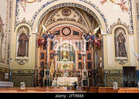 Alajar, Huelva, Spanien - 1. Mai 2021: Hauptaltar der Eremitage unserer Lieben Frau von den Engeln aus dem 16. Jahrhundert im Peña de Arias Montano (Felsen von Ari Stockfoto