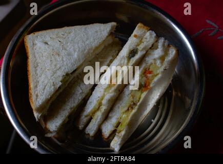 Frische leckere hausgemachte Sandwiches auf Stahlplatte, Tasty Finger Food Landscape Stockbild Stockfoto
