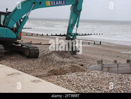 Nach Tagen stürmischen Wetters im Jahr 2021 repariert der Großgräber die Seeverteidigung in Bognor Regis, England, Großbritannien. Stockfoto